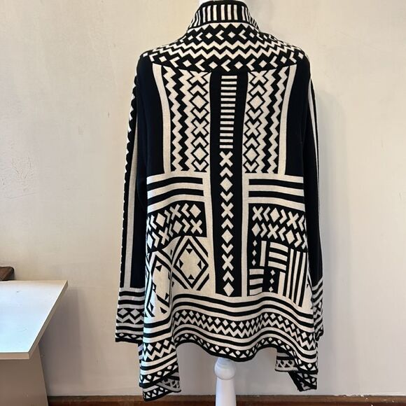 Larry Levine black white Aztec print open cardigan with hi low hem size M EUC - Picture 6 of 10